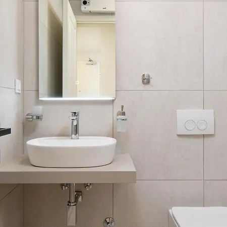 2 Bedroom Lovely Apartment In Malinska 아파트
